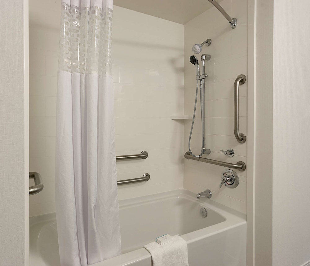 Hampton Inn Suites Charlotte Pineville 16/51