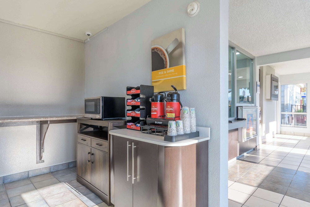 Lobby at Studio6 Hayward, CA – Silicon Valley Gateway, HAYWARD - CA
