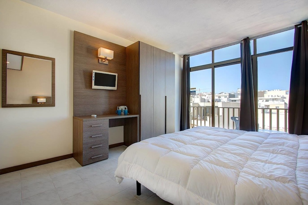ROOM, DOUBLE OR TWIN BED, PARTIAL SEA VIEW, BALCONY