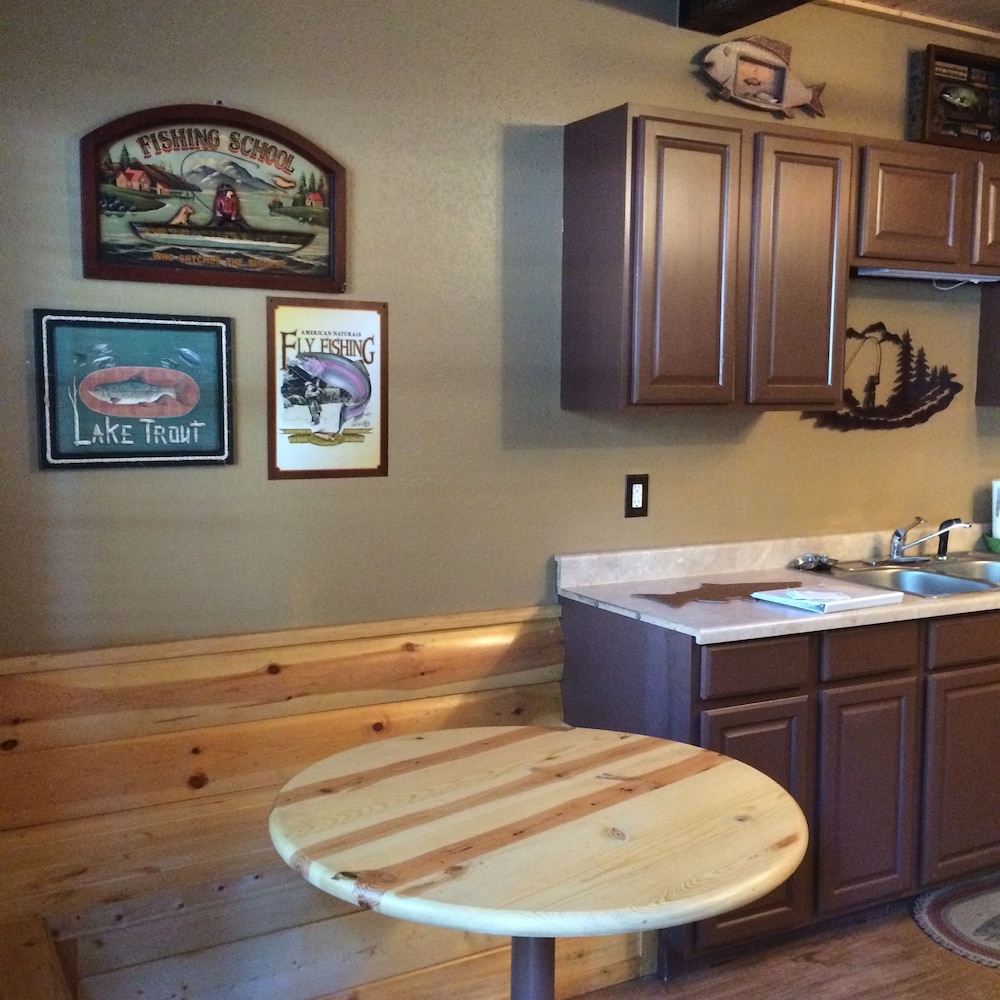 Shaver Lake Village Hotel 33/50