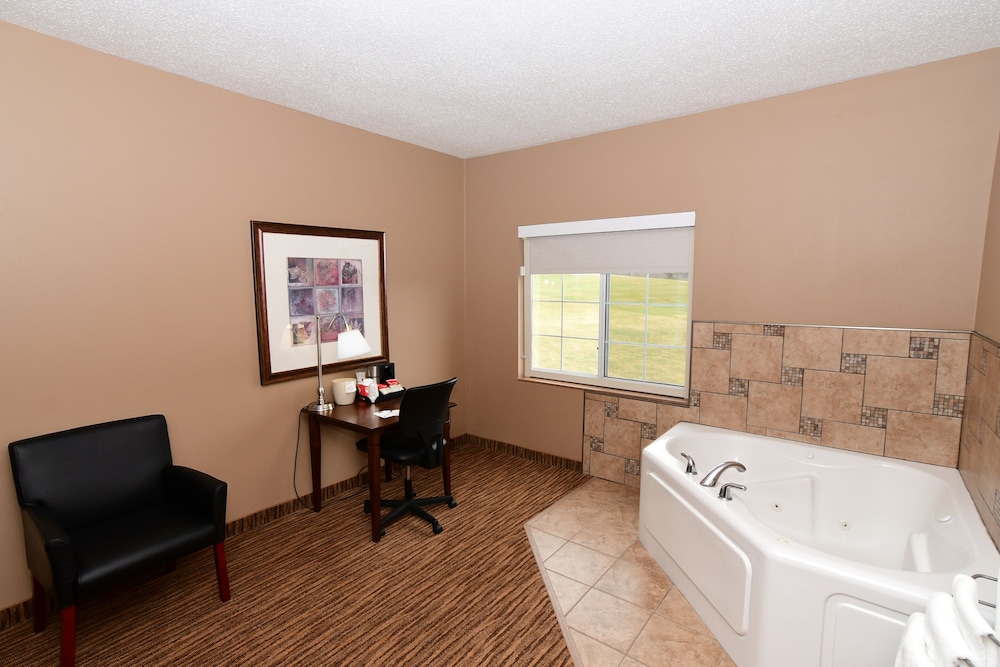 Boulders Inn Amp Suites Denison 6/28