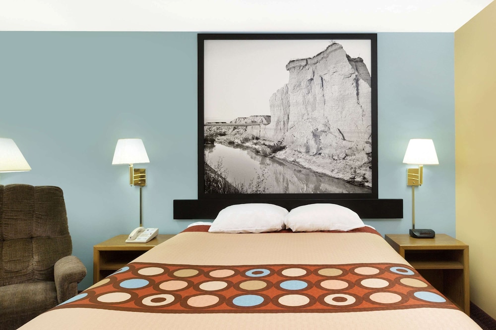 Super 8 by Wyndham Crete 12/27
