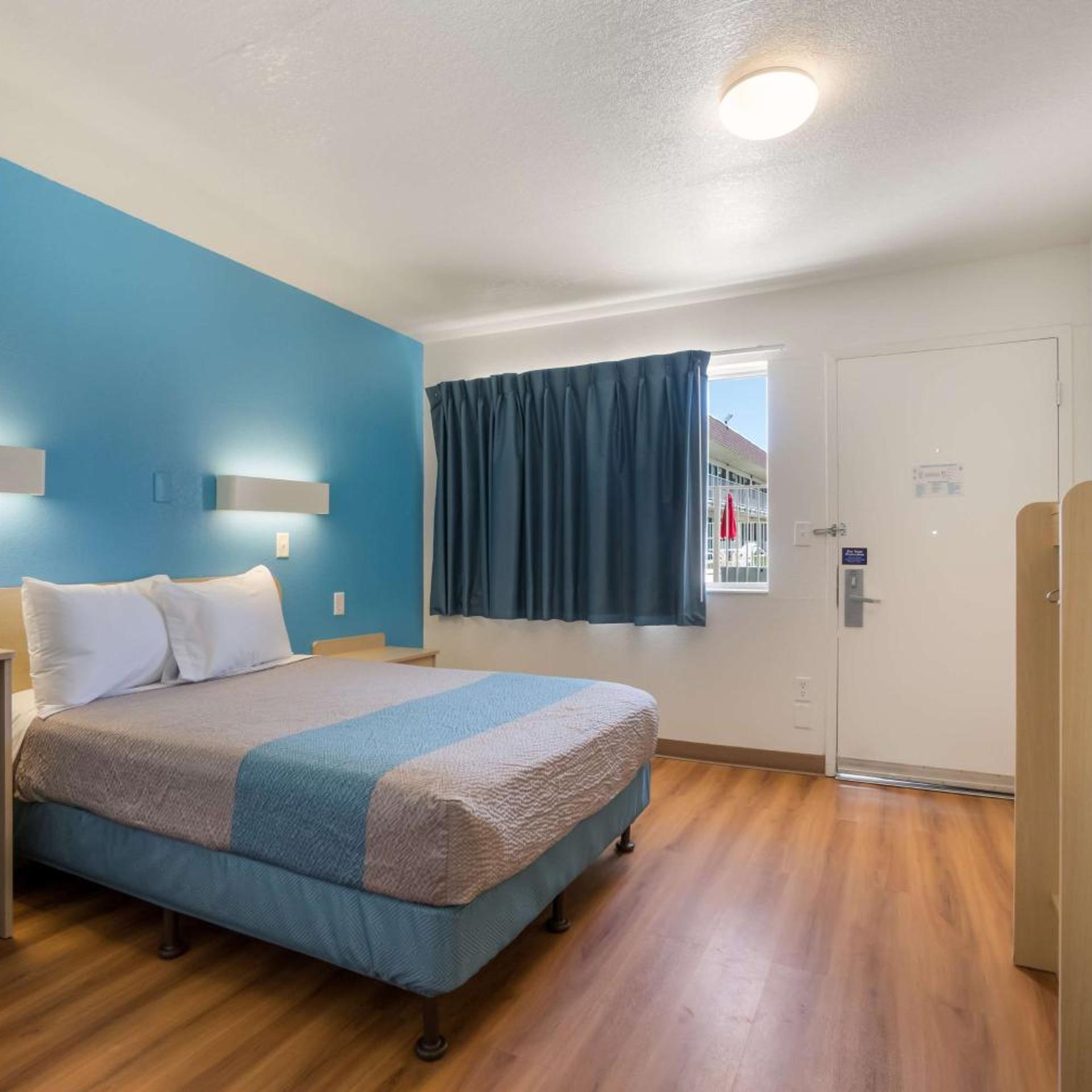 1 Full Bed - Mobility Access Tub, Nsmk