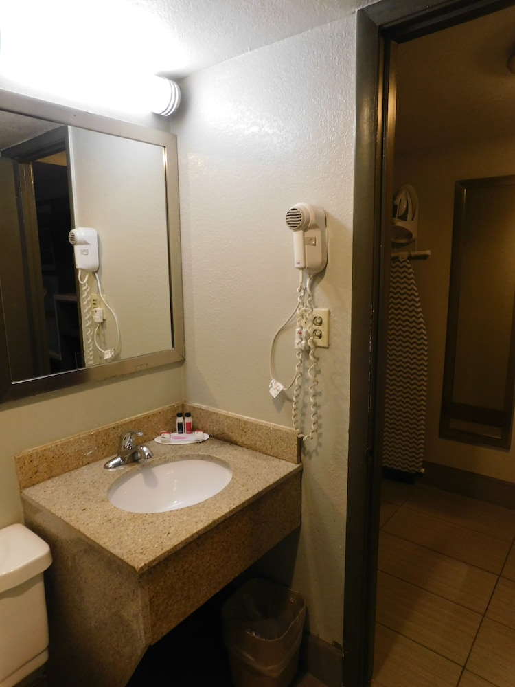 Days Inn & Suites By Wyndham Downtown Gatlinburg Parkway 58/68