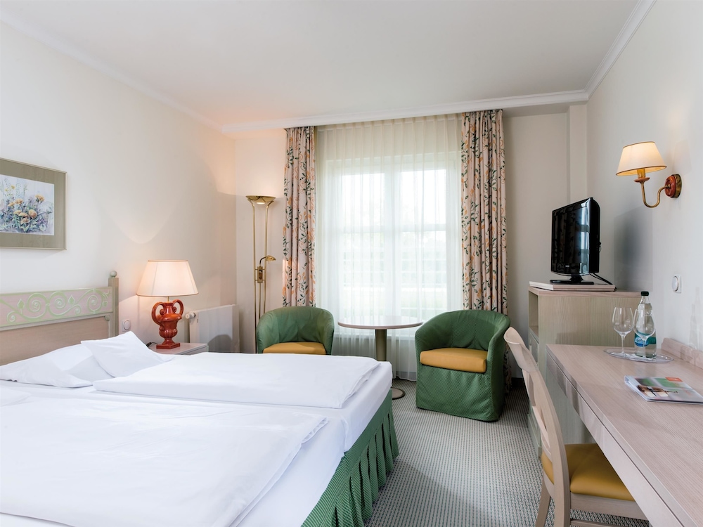 Room, Queen Bed, Land View, No Balcony