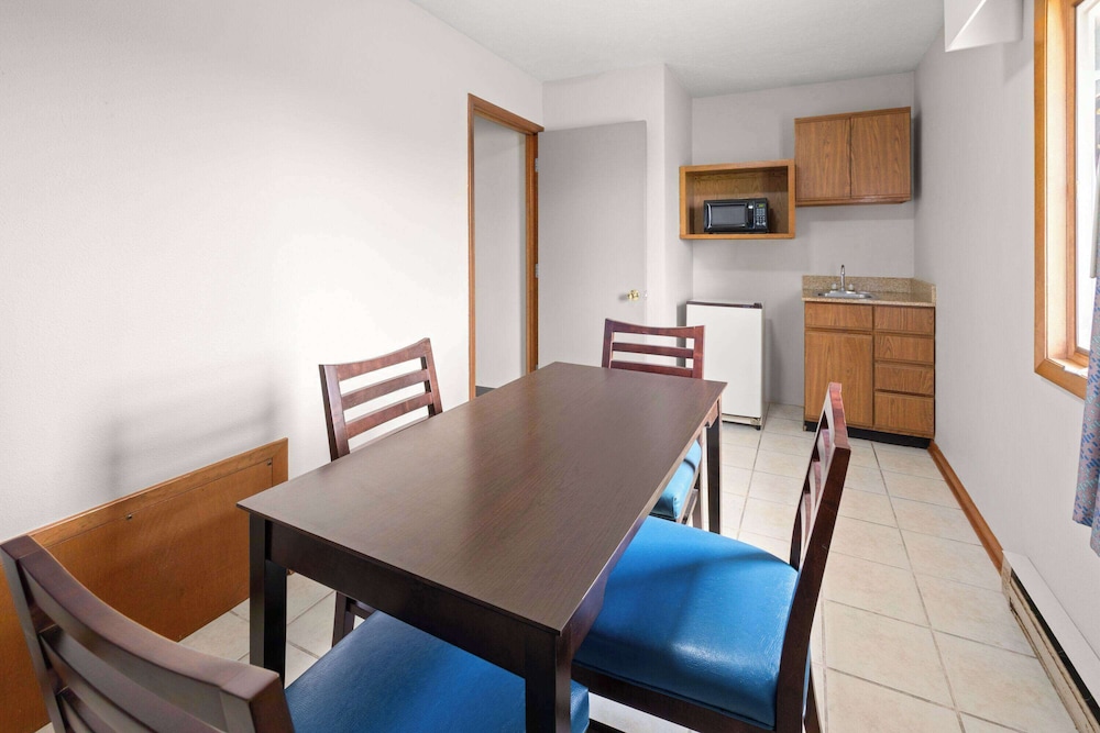 Days Inn by Wyndham Wauseon 38/49