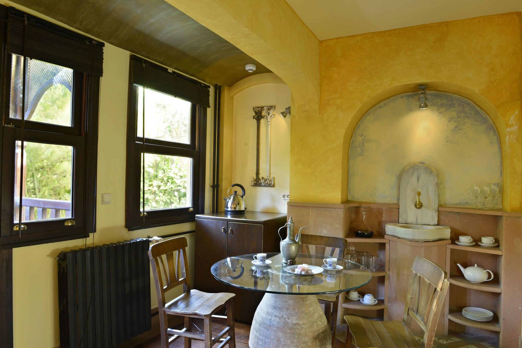 Hotel Empress Zoe 82/100