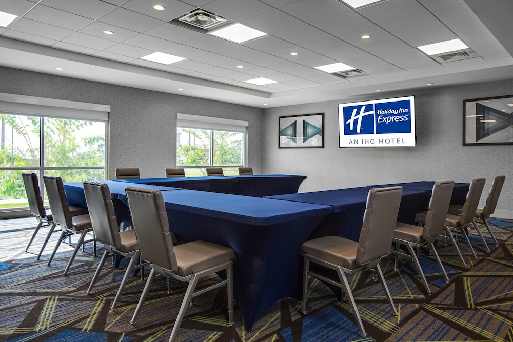 Holiday Inn Express Suites Sanford 46/54