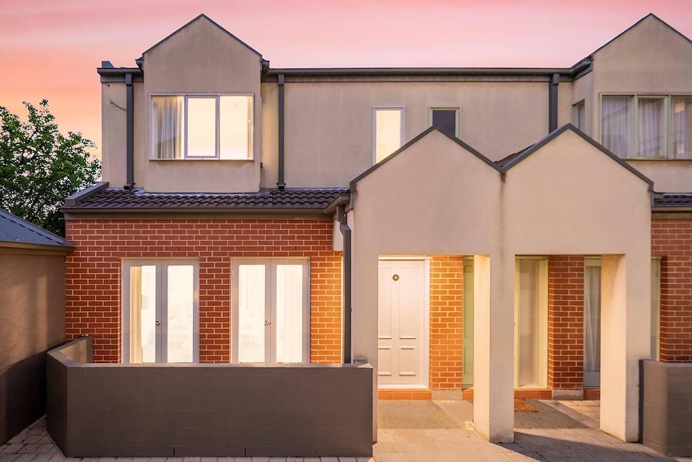 MainStay Suites Kew 11/60