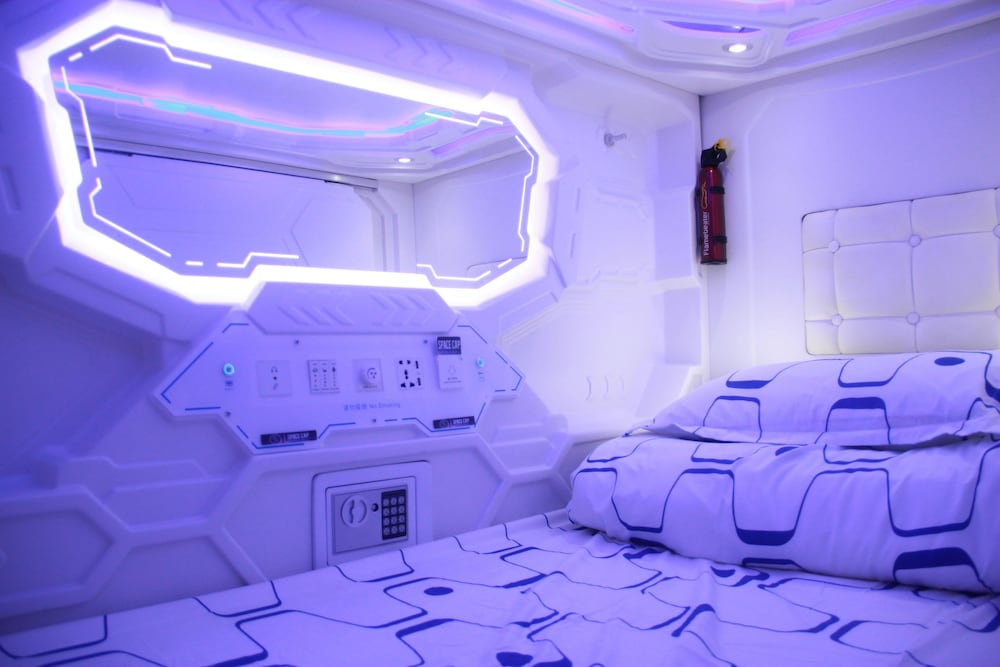 Space Capsule Hotel 30/32