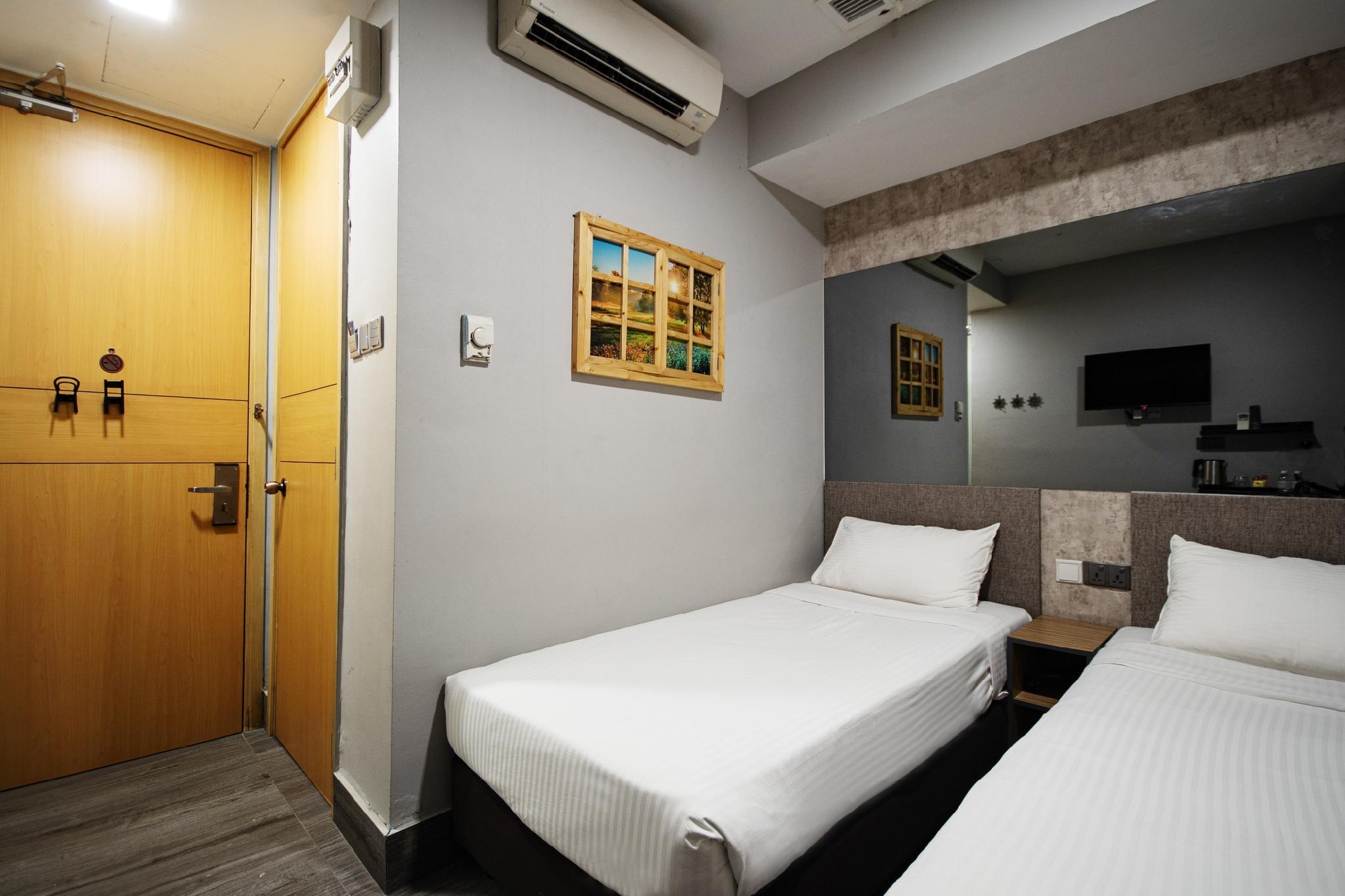 L Room, Twin Beds, No Window