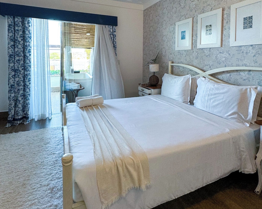 DELUXE, SUITE, LAKE VIEW, JETTED TUB
