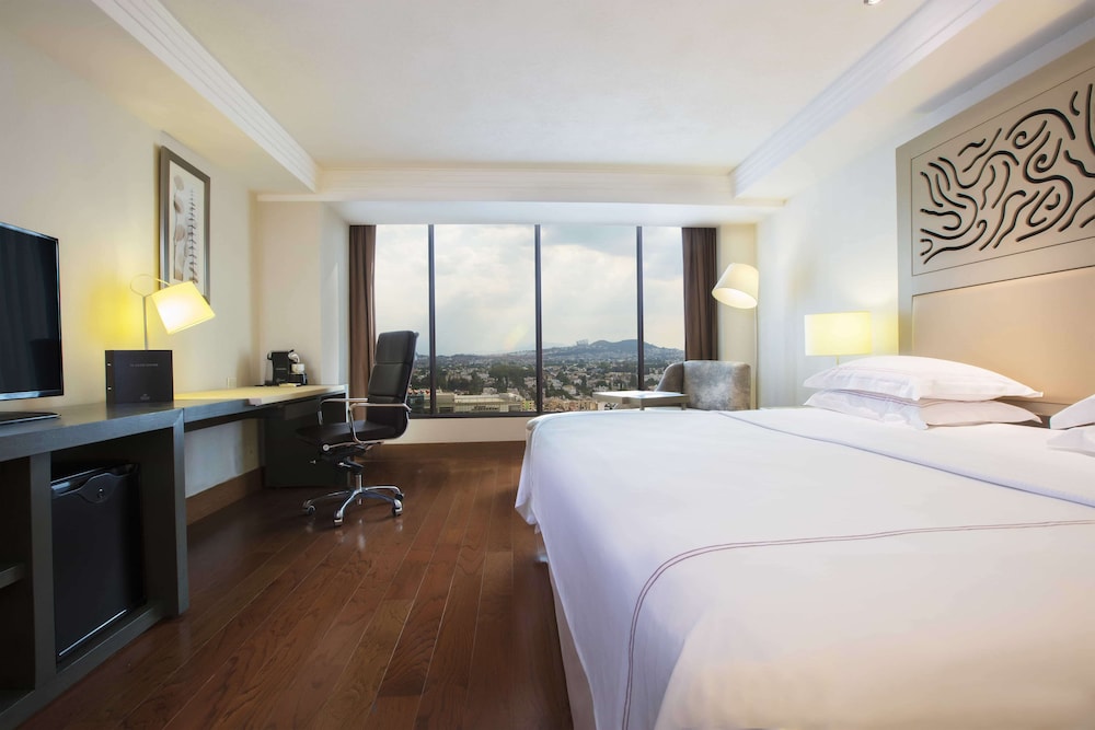Master, Suite, King Bed, Premium Level
