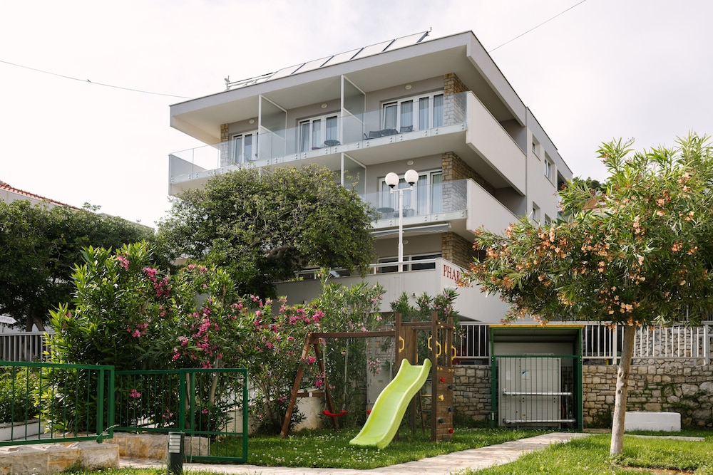 Pharia Aparthotel 49/61