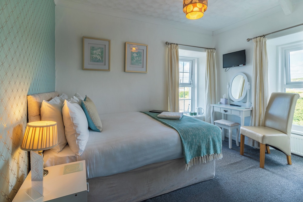Highcliffe Hotel 6/48