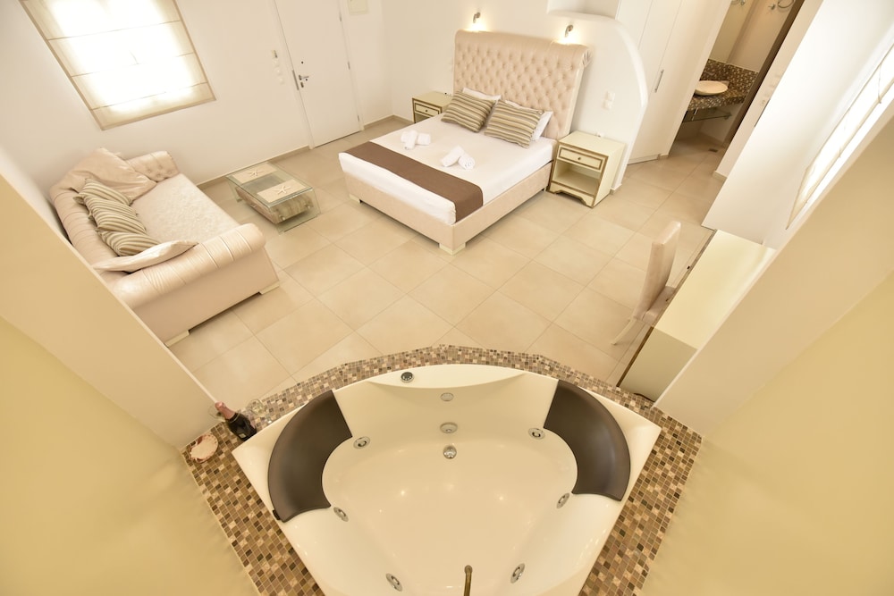 Queen Boutique Suites 37/38