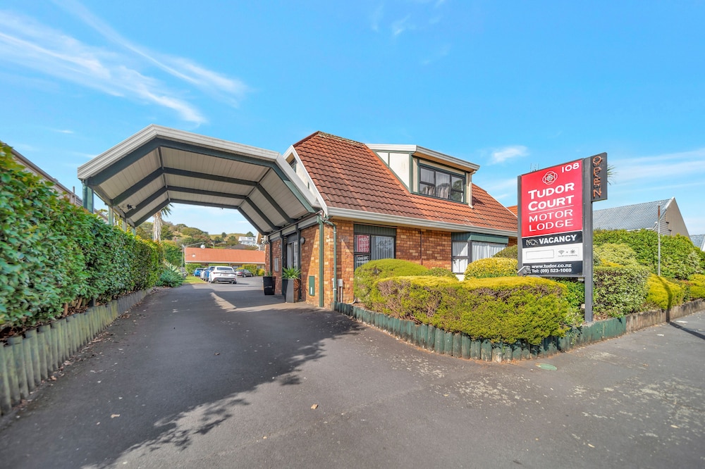 TUDOR COURT MOTOR LODGE 59/70