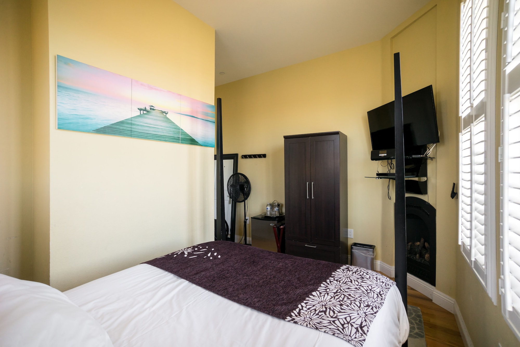 ECONOMY, QUEEN BED