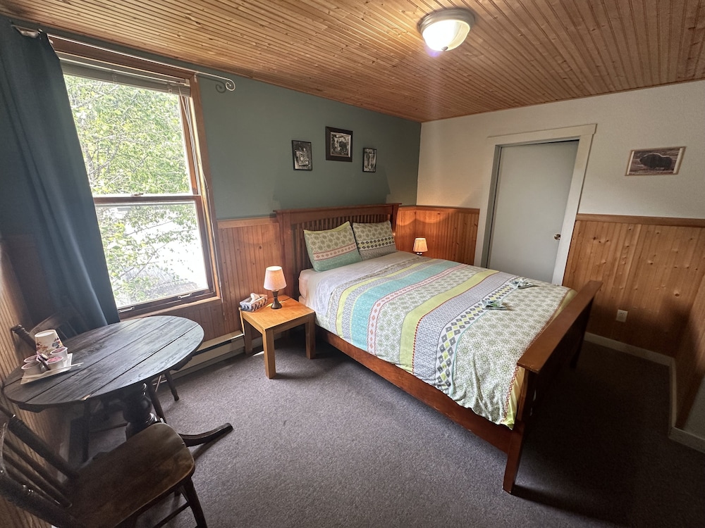 غرفة كلاسيكية بسرير كوين