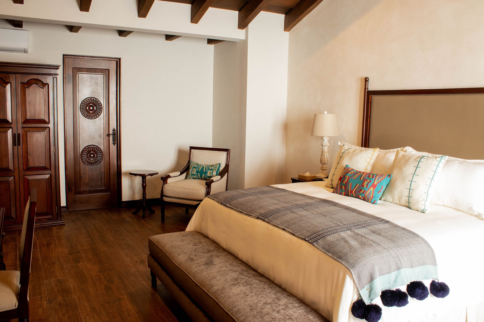 SUITE, KING BED