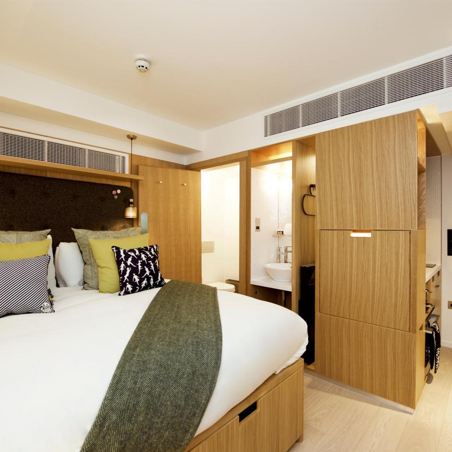 Studio, King Bed, No Window