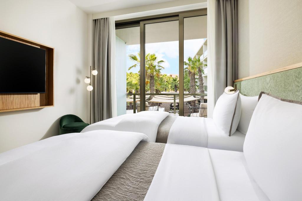 Guest Room, Deluxe, Twin Beds, Urban View, Balcony، The Westin Salgados Beach Resort, Algarve 3/7