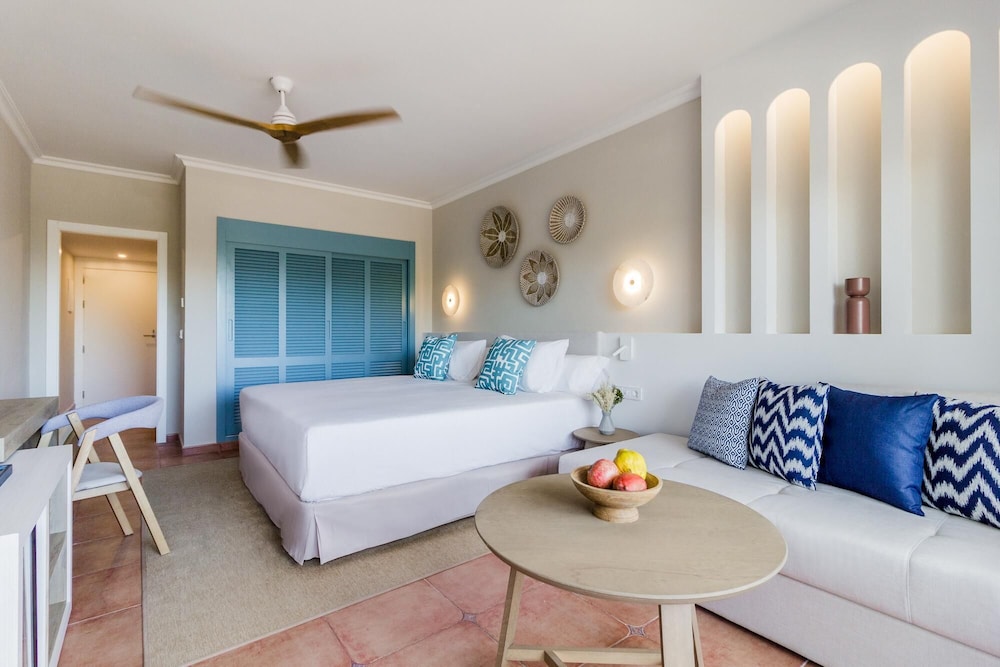 Deluxe, King Bed, Pool and Sea View