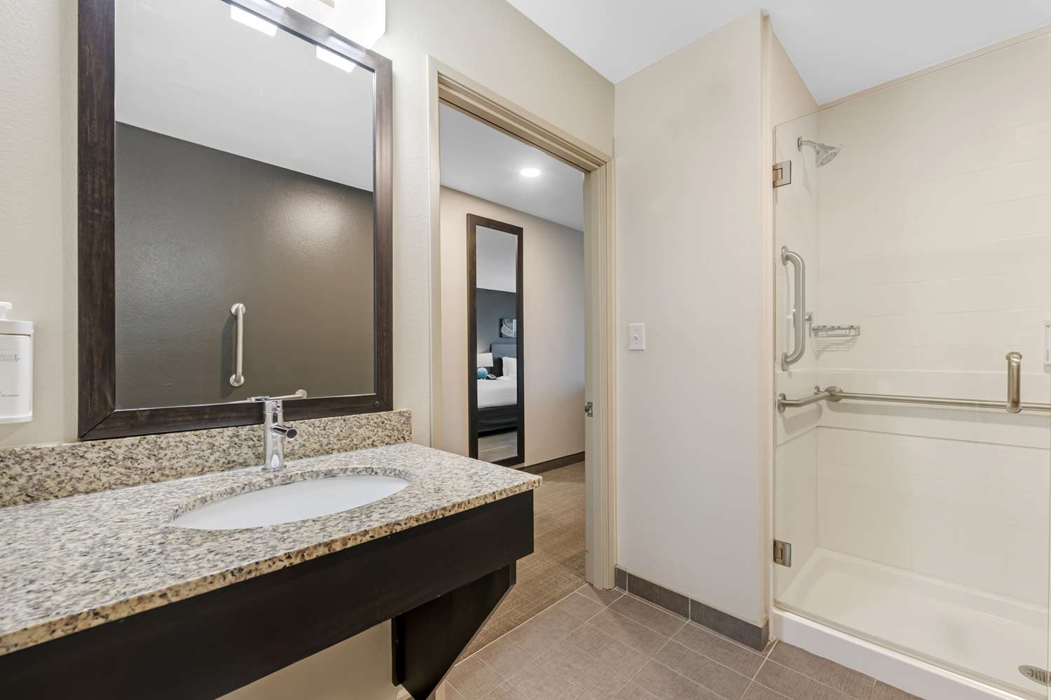 غرفة بسريرين كوين بحوض استحمام لذوي الإعاقة، Caretta Landing Sarasota, an Ascend Collection Hotel 3/3