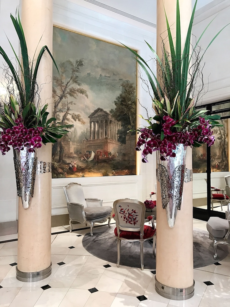 Hotel Plaza Athenee 64/79