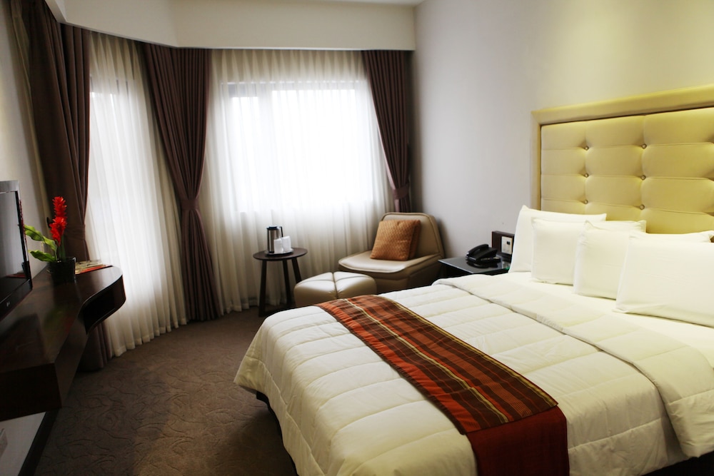 Castle Peak Hotel 28/71