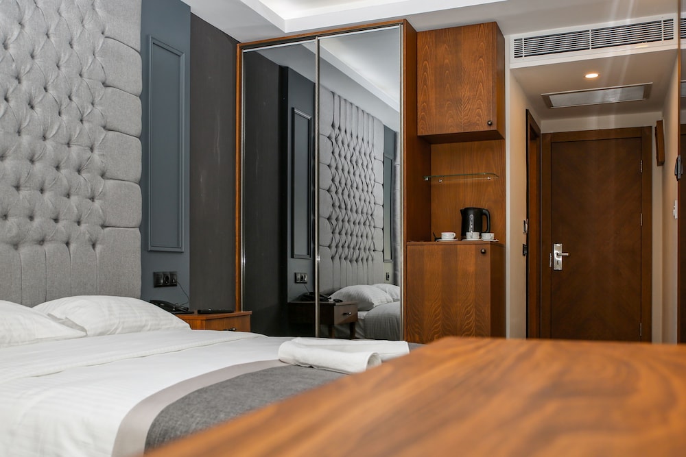 New Gate Hotel 13/25