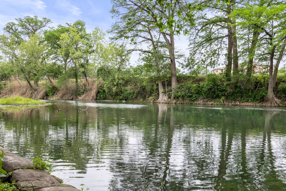 Gruene Outpost River Lodge 47/50