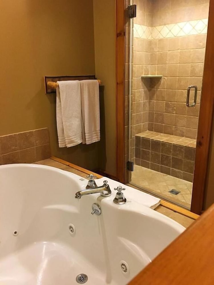 Pine, Standard, King Bed, Lake View, Hot Tub