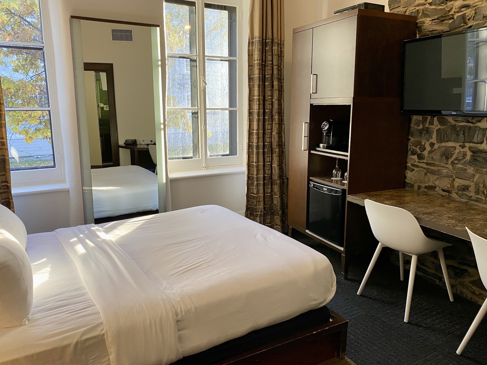 CLASSIC, QUEEN BED, CITY VIEW