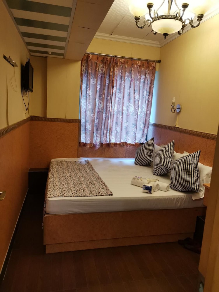 Pay-Less Guest House 39/50