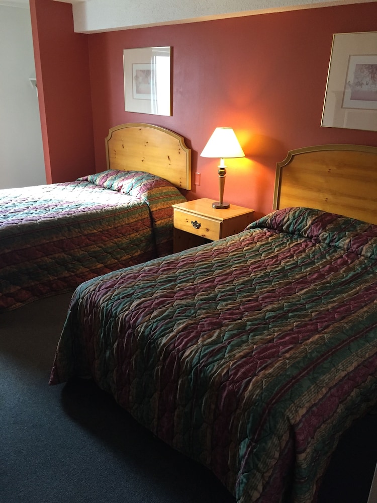 Luxury Inn &amp; Suites 8/26