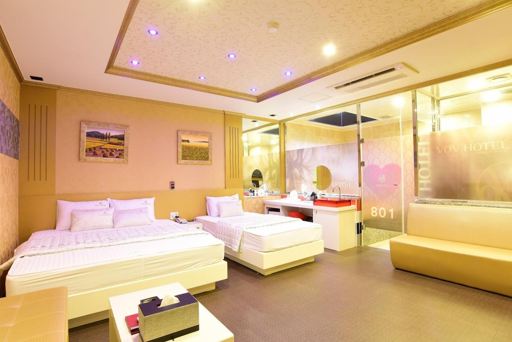 V Hotel 23/50