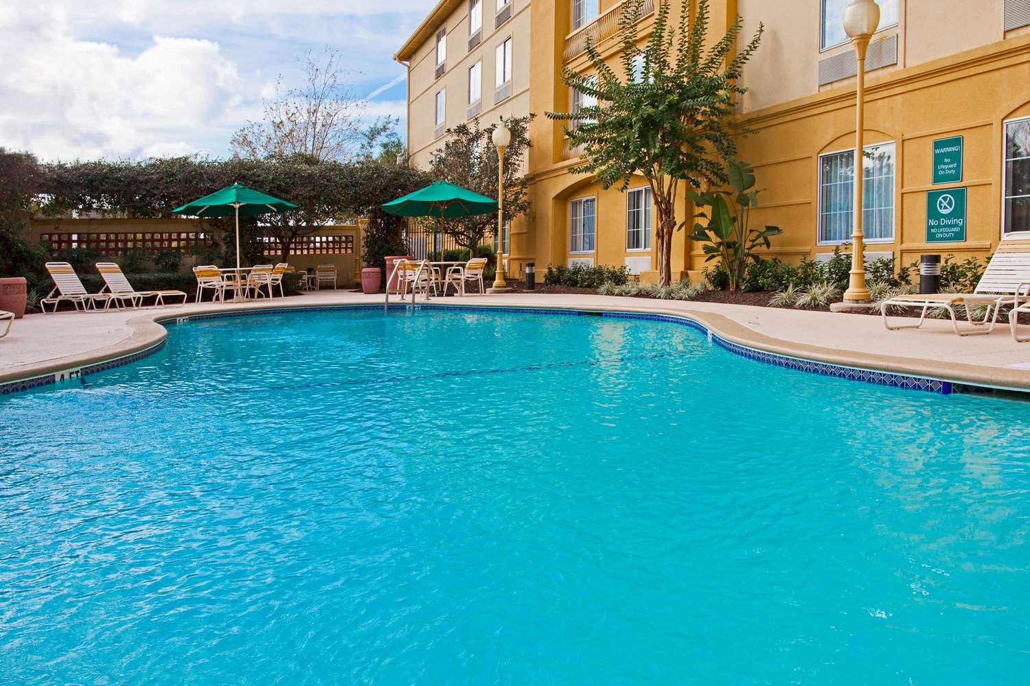 La Quinta Inn & Suites by Wyndham USF (Near Busch Gardens) 51/54