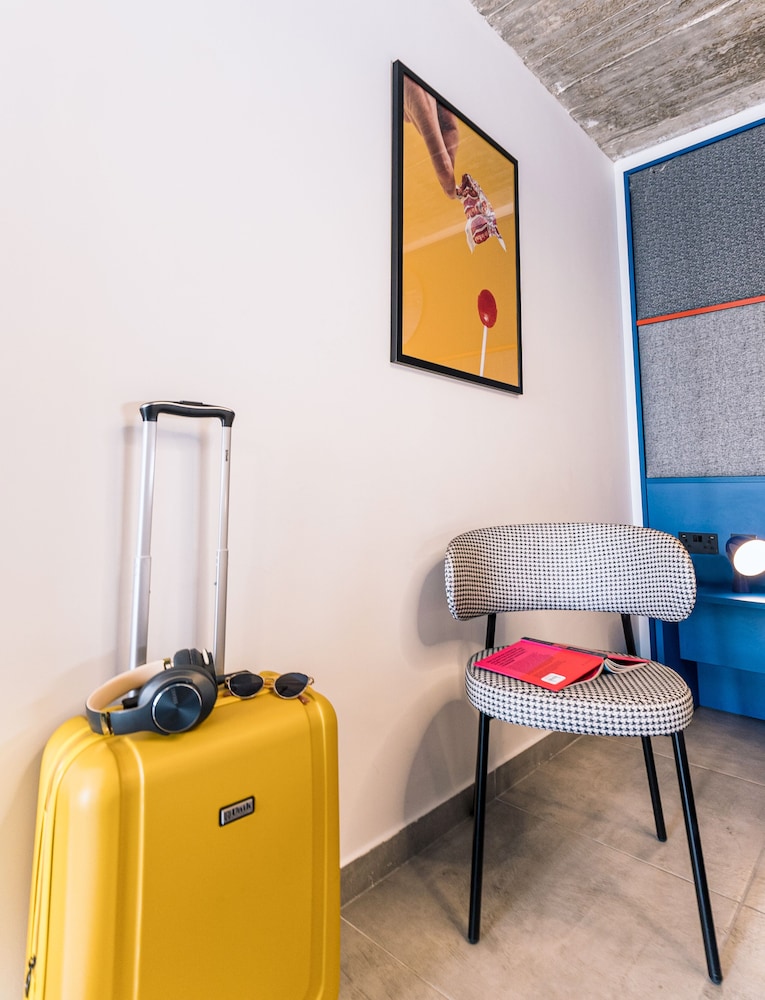 IKYK HOTEL 40/49