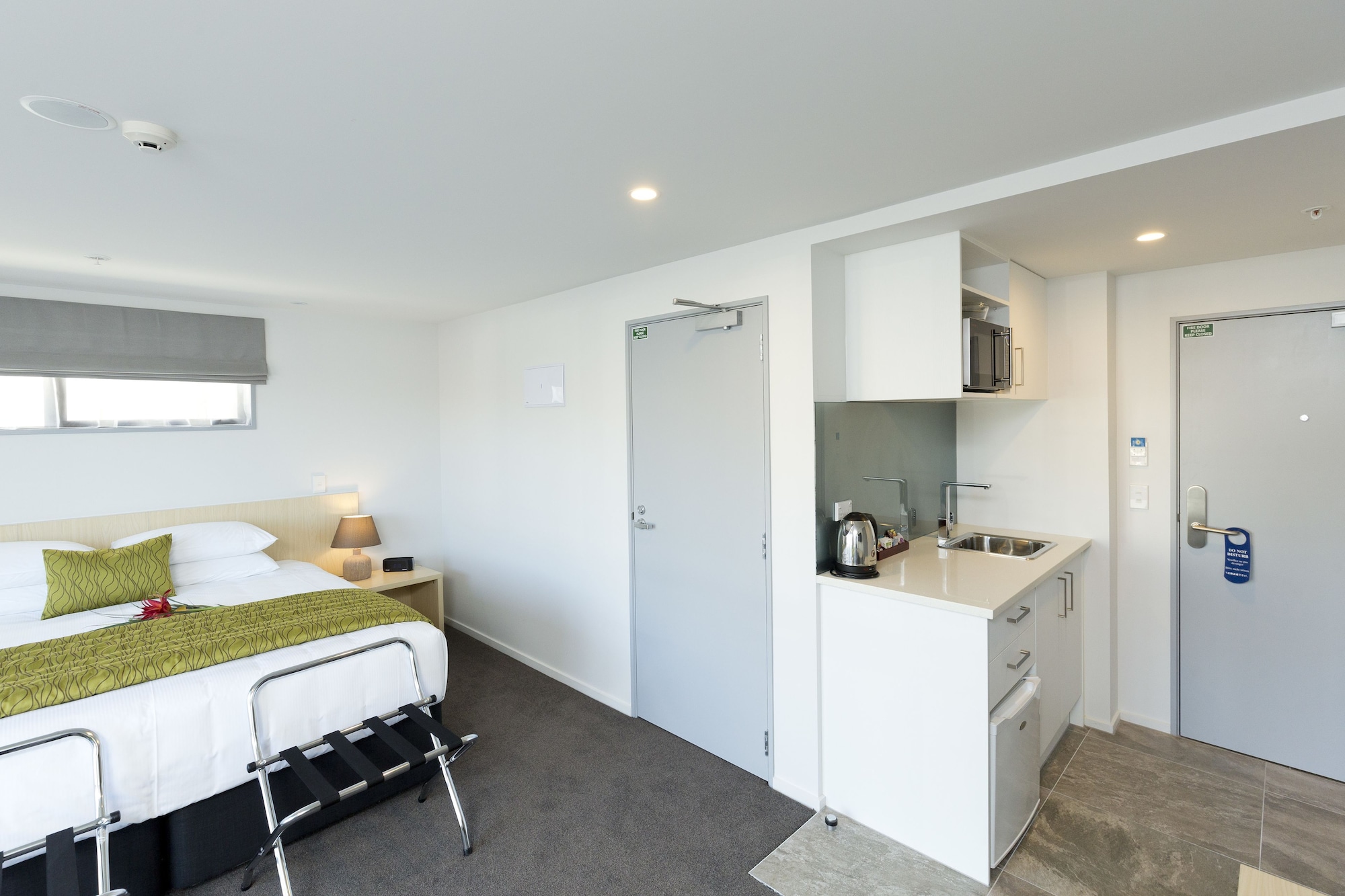 EXECUTIVE, STUDIO, QUEEN BED