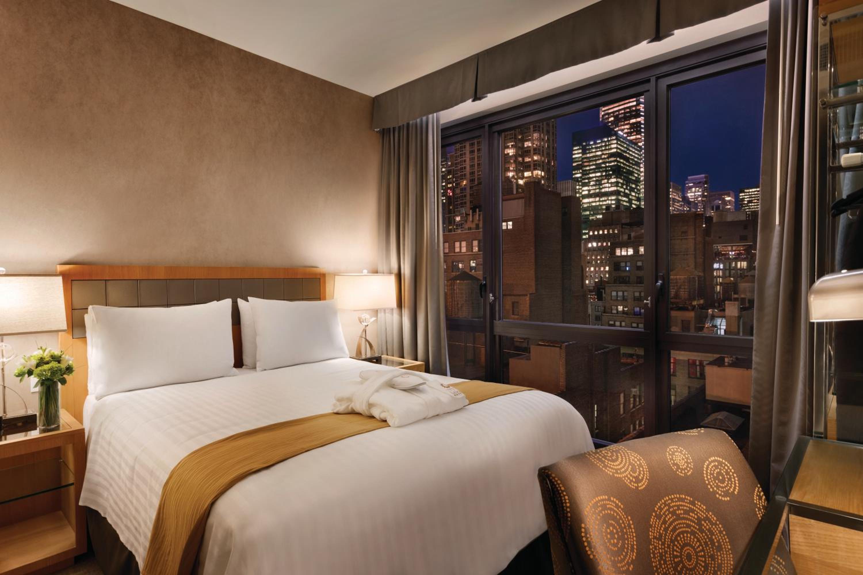 Executive, Queen Bed, Empire Building View
