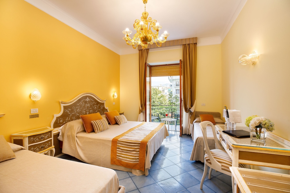 ROOM, QUADRUPLE, BALCONY
