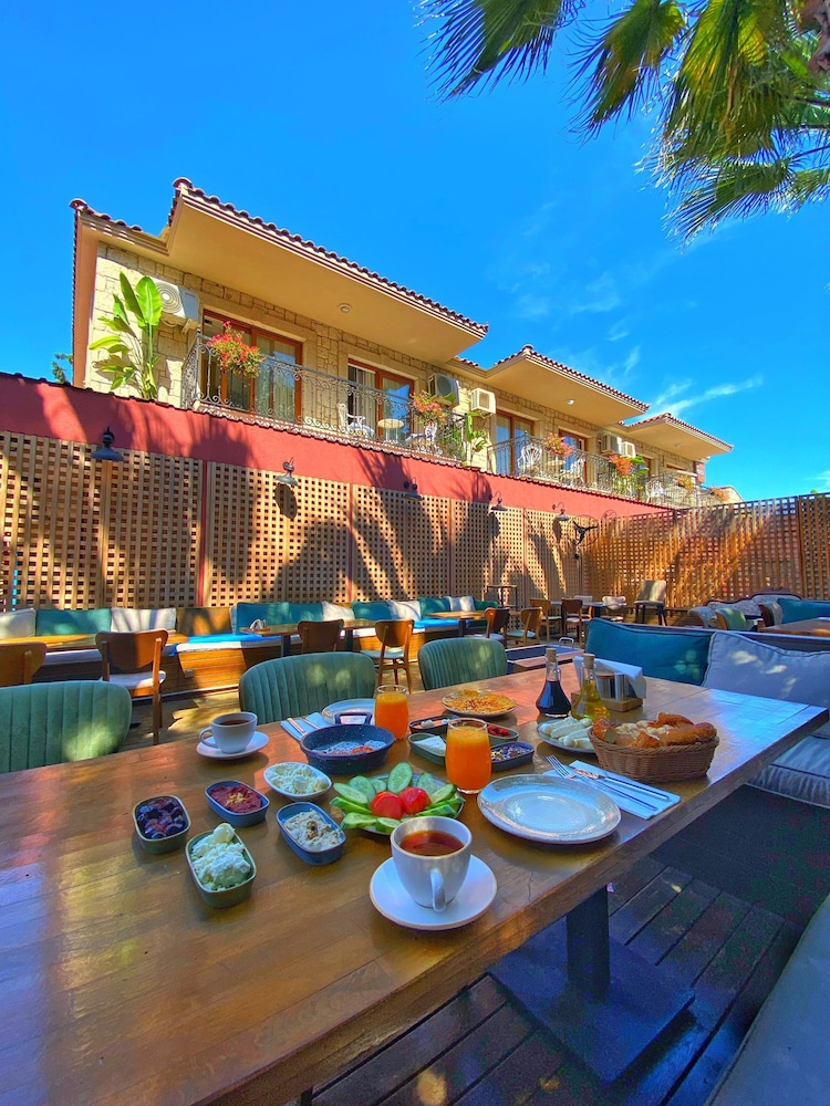 Alacati Private Hotel - Adults Only 15/17