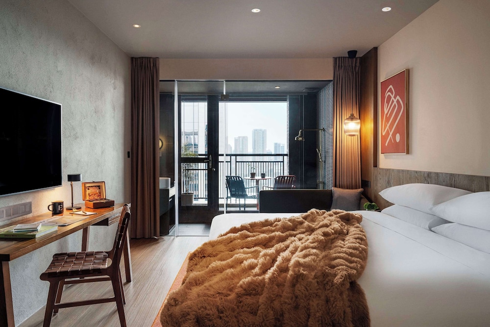 DELUXE, KING BED, BALCONY