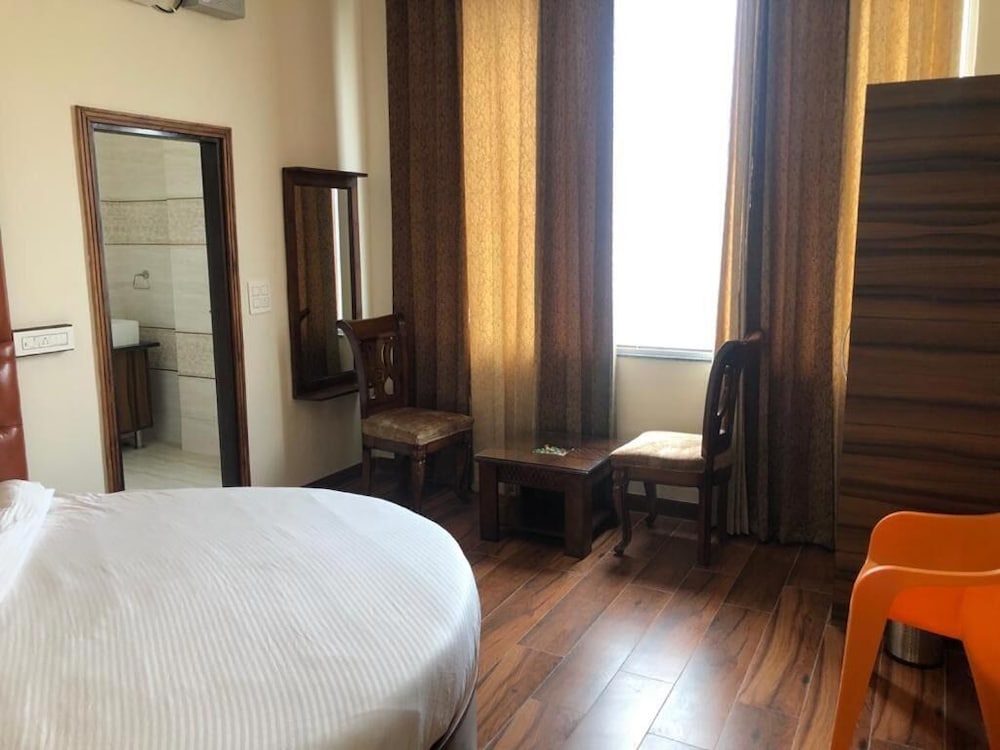 Hotel Western Court Panchkula 20/50