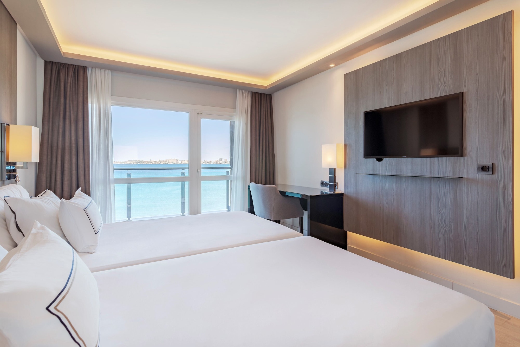 غرفة بريميوم بسريرين منفصلين بإطلالة على البحر، Melia Alicante 2/10