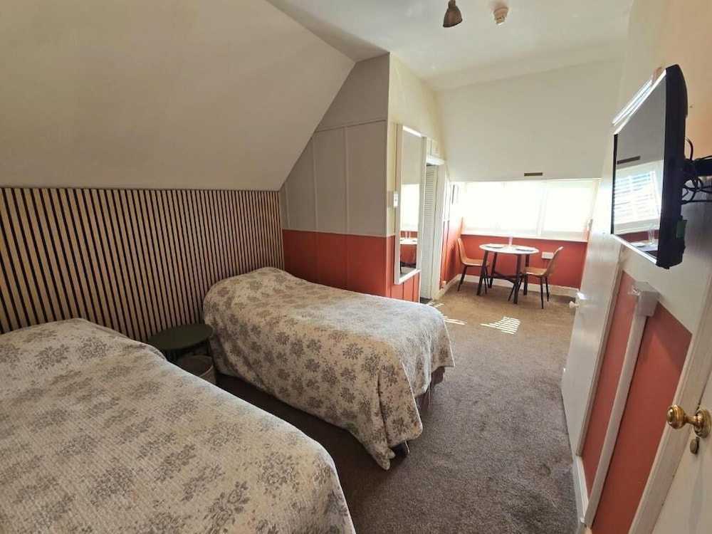 ROOM, TWIN BEDS