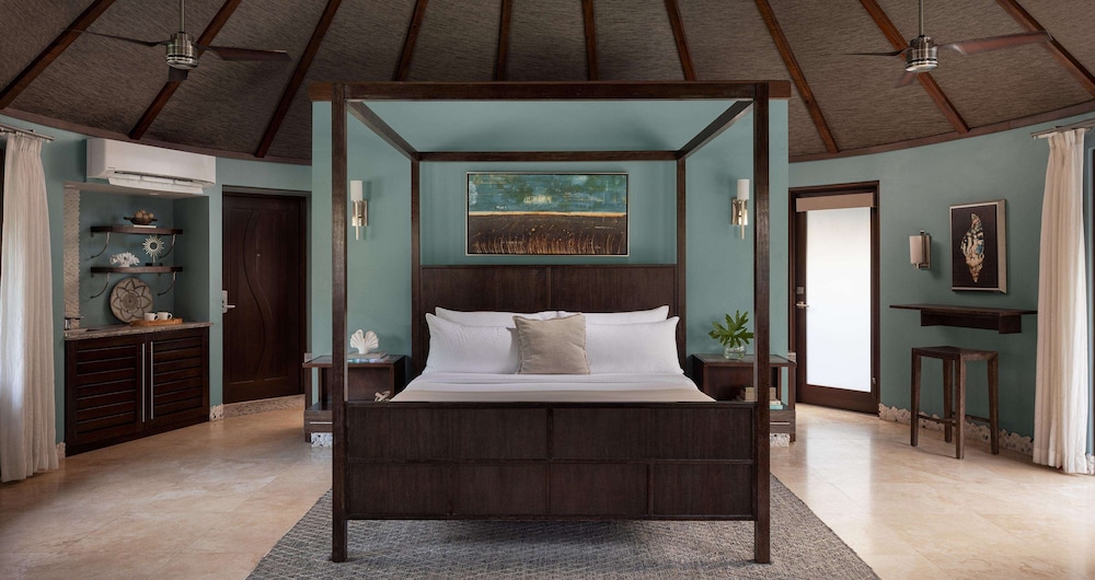 1 Bedroom, Romantic, Suite, King Bed, Garden View, Sea Front, South Sea View, Large, South Wing