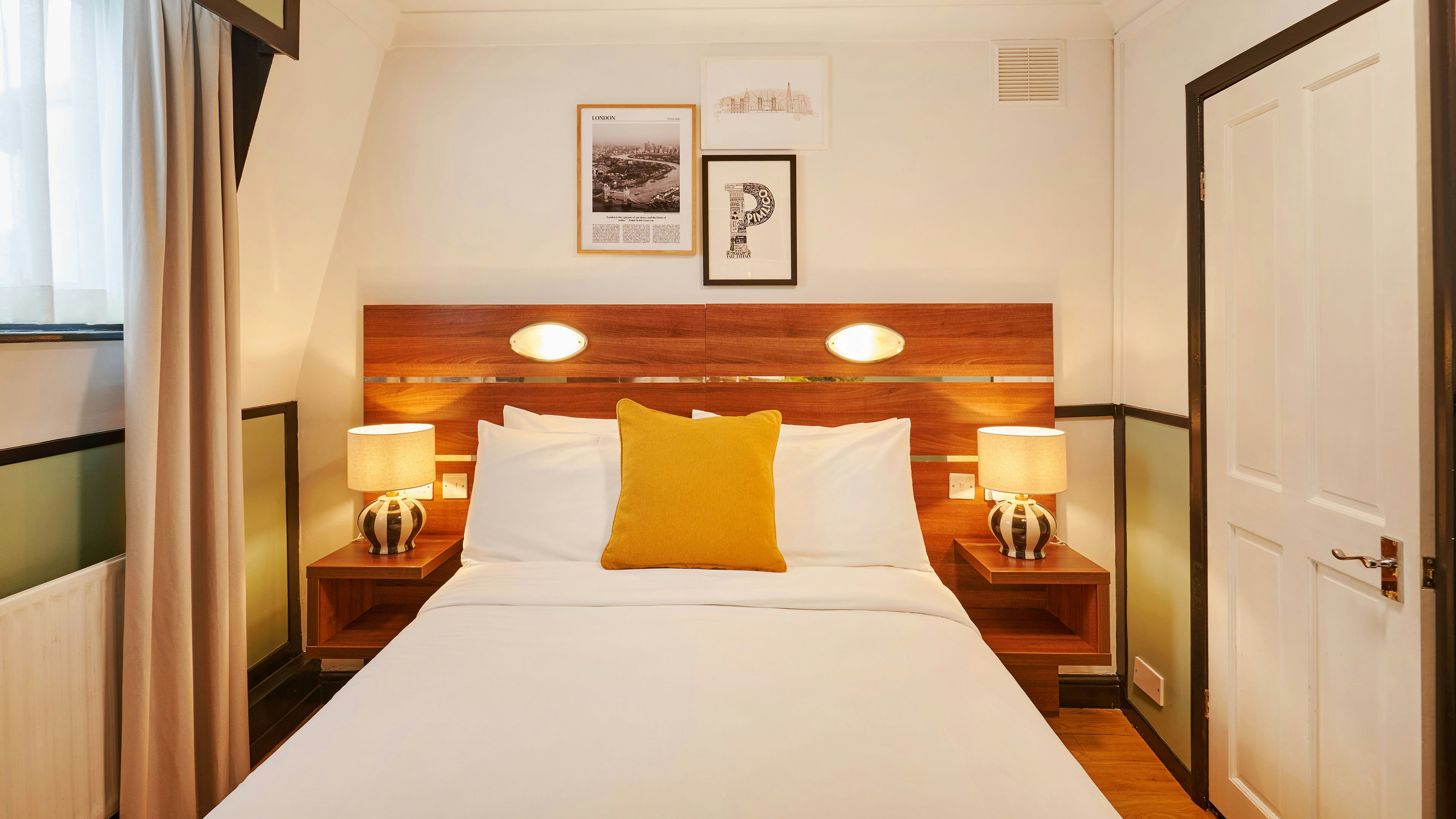 Huttons Hotel, Victoria London 35/63