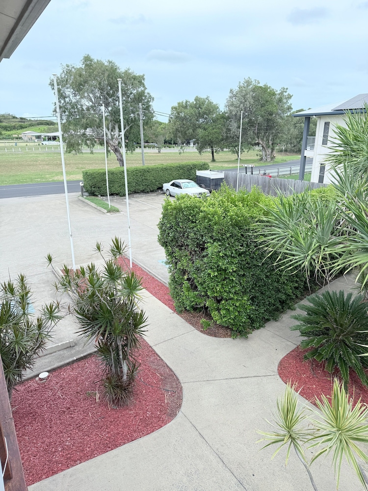Emu Park Beach Resort 50/63